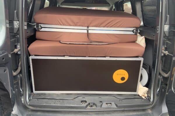 Matelas pliés dans le coffre d'un fourgon.
