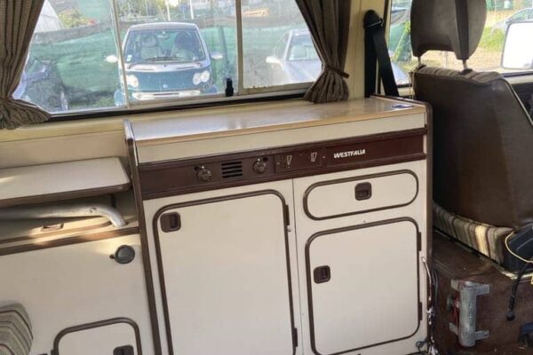 Intérieur rétro de camping-car Westfalia.