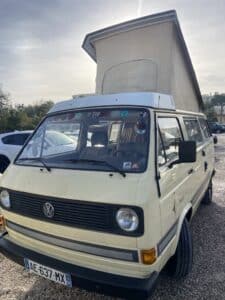 Camionnette Volkswagen vintage avec toit relevable.