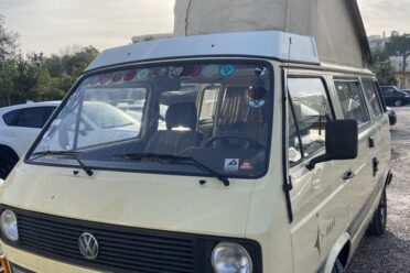 Camionnette Volkswagen vintage avec toit relevable.