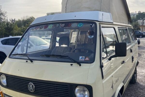 Camionnette Volkswagen vintage avec toit relevable.