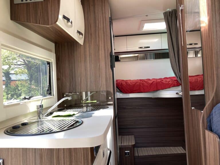 Intérieur moderne de camping-car avec cuisine et lit