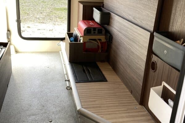 Leerer Innenraum von Wohnmobil mit Ablagefächern