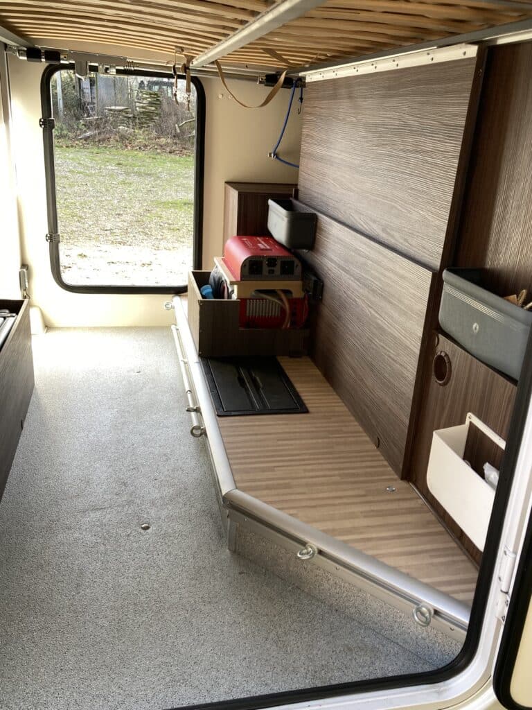 Intérieur vide de camping-car avec rangements