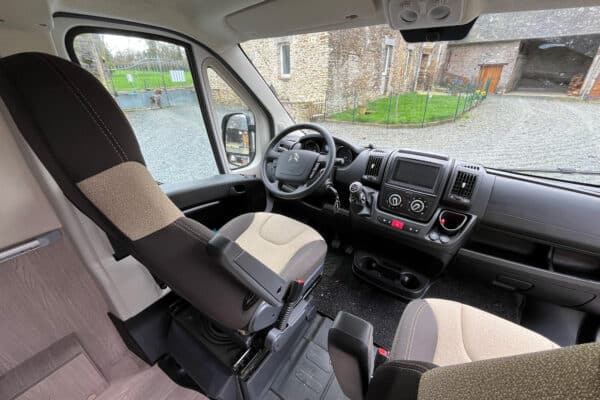 Moderne Innenausstattung von Wohnmobil mit sichtbarem Lenkrad