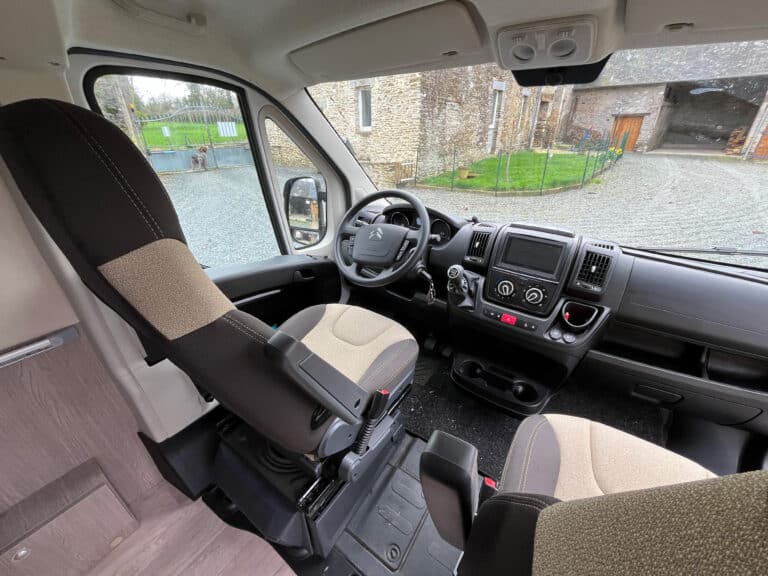 Intérieur moderne de camping-car avec volant visible