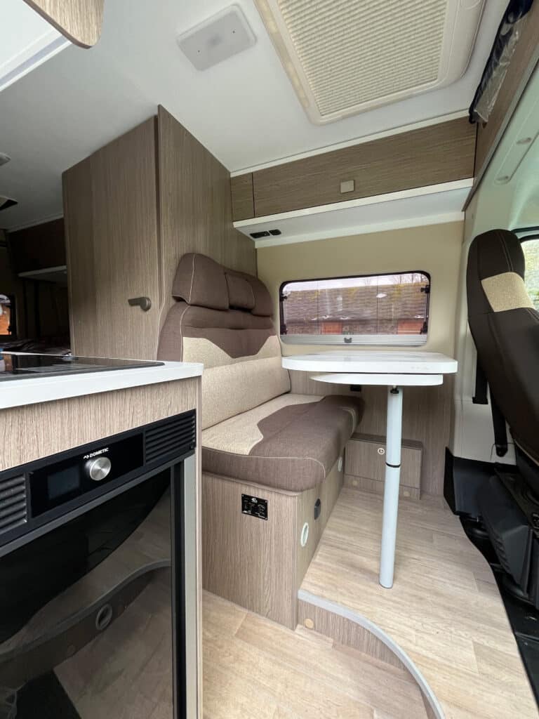 Intérieur moderne de camping-car avec sièges et table