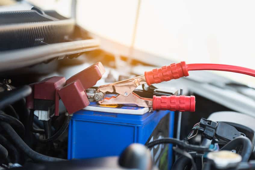 Pinces de démarrage connectées à une batterie de voiture
