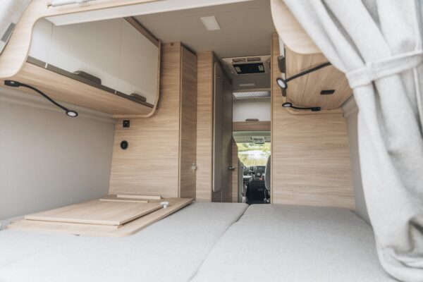 Intérieur moderne de camping-car avec finitions en bois