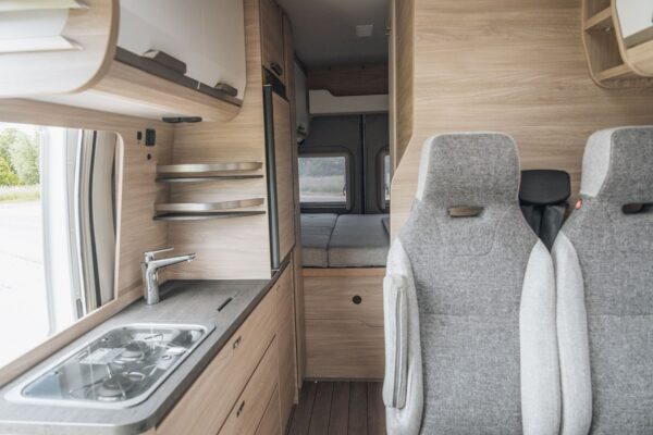 Intérieur moderne de camping-car avec cuisine et lits