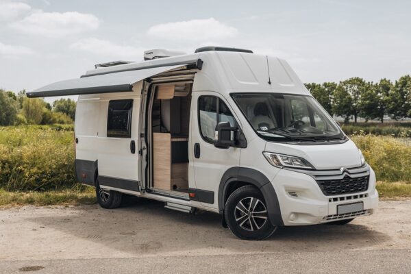 Camping-car moderne blanc stationné en pleine nature
