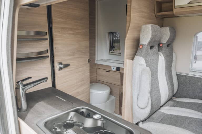 Intérieur moderne de camping-car avec cuisine et sièges
