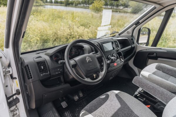 Intérieur moderne de camionnette Citroën avec volant