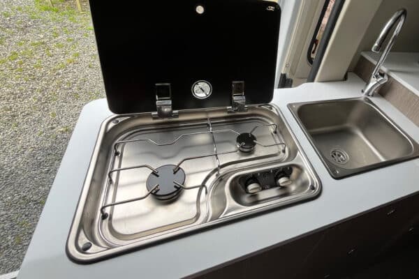 Kompakte Küche mit Spüle und Kochfeld