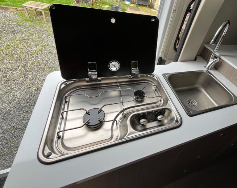 Cuisine compacte avec évier et plaque de cuisson