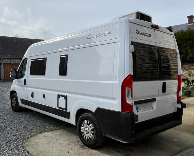 Fourgon blanc Chausson stationné en extérieur
