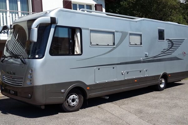 Wohnmobil Modernes Grau, das im Freien geparkt ist