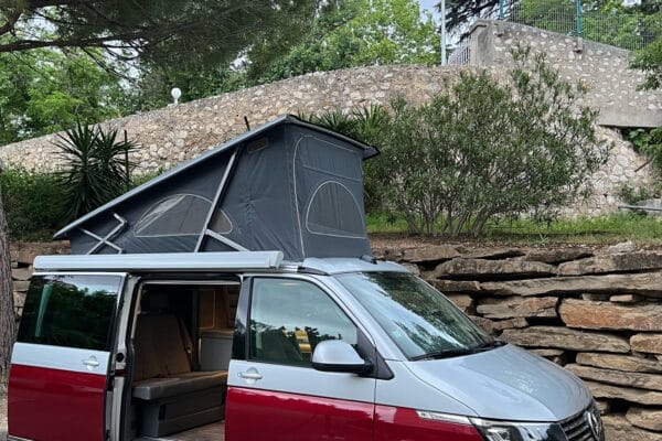 Van rouge avec toit ouvert pour camping