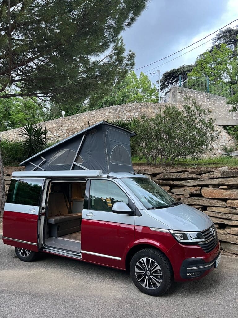 Van rouge avec toit ouvert pour camping