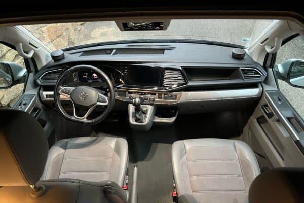 Intérieur moderne de voiture Volkswagen, sièges en cuir