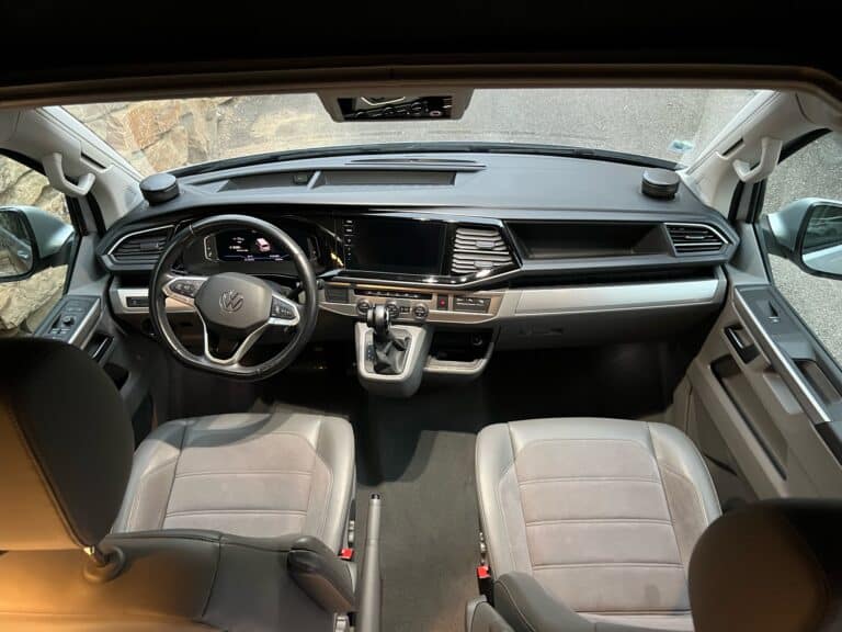 Intérieur moderne de voiture Volkswagen, sièges en cuir
