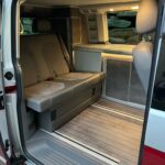 Intérieur de van avec sièges et fenêtres modernes