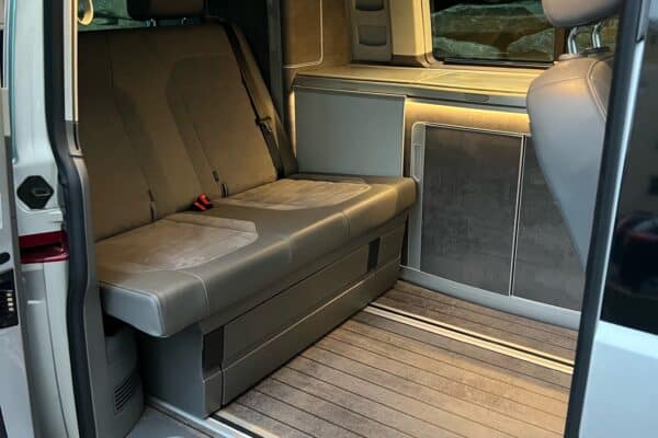 Intérieur de van avec sièges et fenêtres modernes