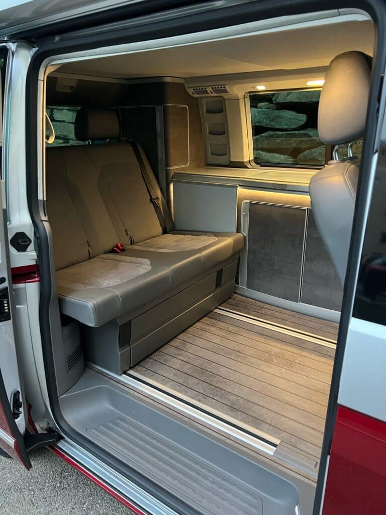 Intérieur de van avec sièges et fenêtres modernes
