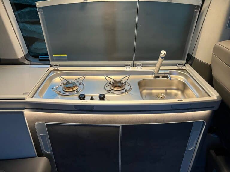 Cuisine compacte mobile avec évier et réchaud