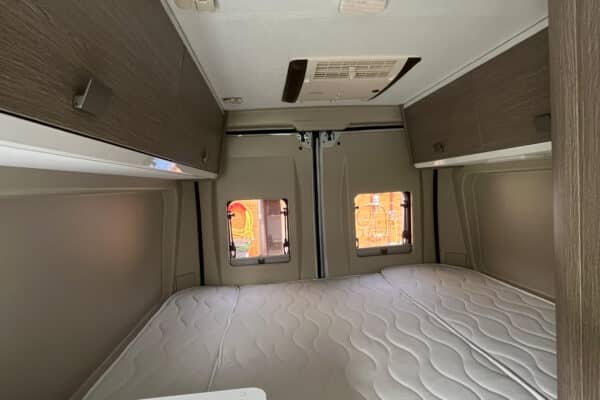 Moderne Inneneinrichtung von Wohnmobil mit Bett und Schränken