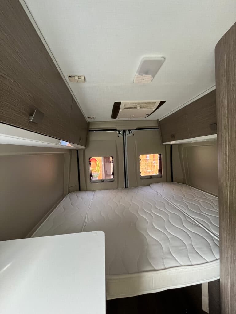 Intérieur moderne de camping-car avec lit et armoires