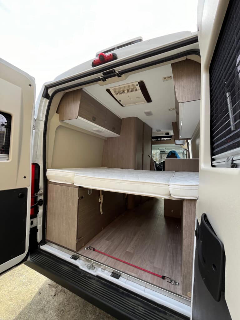 Intérieur moderne de camping-car avec lits superposés
