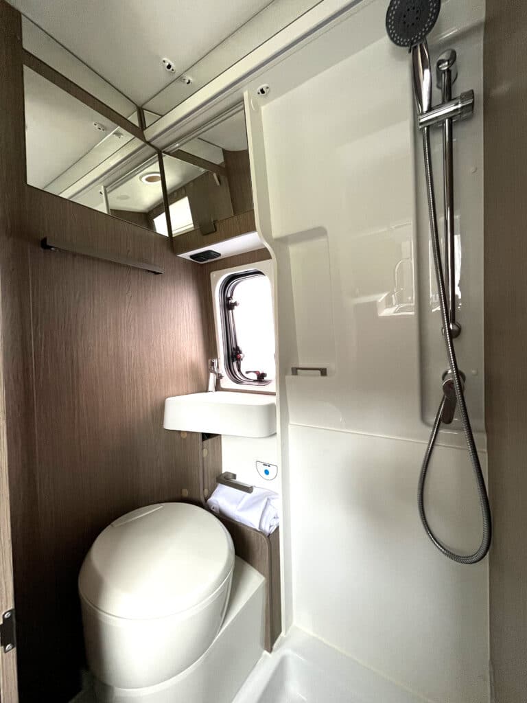 Salle de bain moderne de camping-car