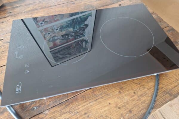 Moderno piano cottura a induzione con disegni integrati