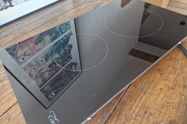 Moderno piano cottura in vetroceramica con comandi a sfioramento