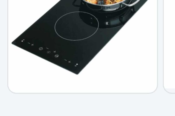 Piano cottura in ceramica nera con pentola per frutti di mare