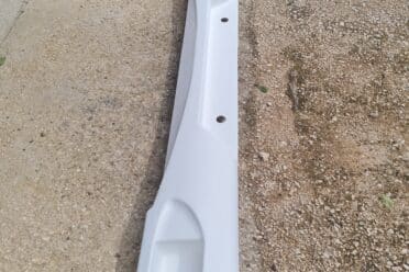 Pare-chocs arrière blanc sur sol en gravier