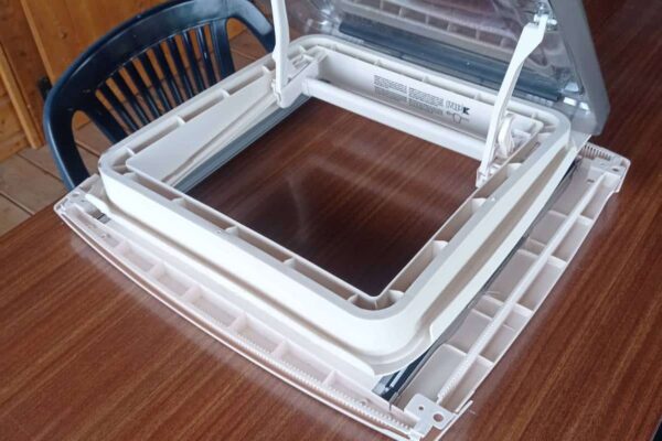 Dachhaube geöffnet auf einem Holztisch