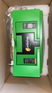 Batterie verte Super B dans un carton