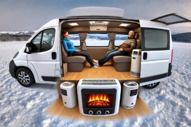 Couple souriant dans un van aménagé face à la neige