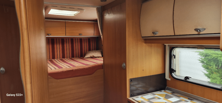Intérieur confortable de caravane avec lits et armoires