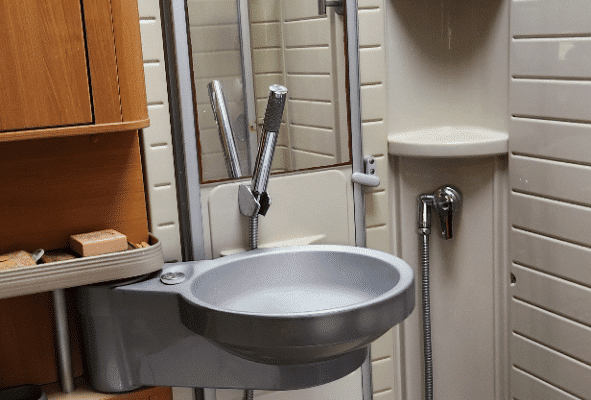 Salle de bain compacte avec cabine de douche moderne