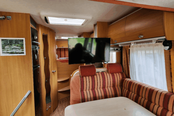 Intérieur de camping-car moderne avec canapés rayés