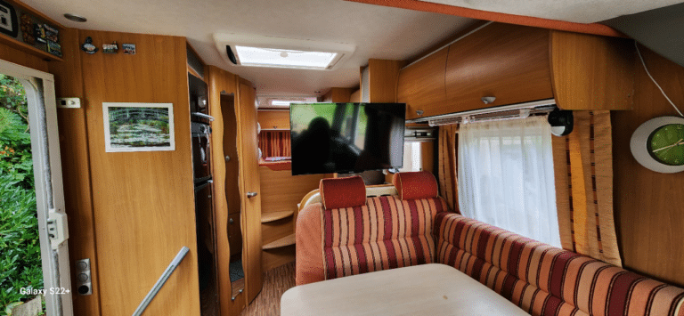 Intérieur de camping-car moderne avec canapés rayés