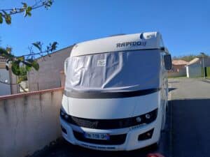Camping-car Rapido blanc garé en extérieur