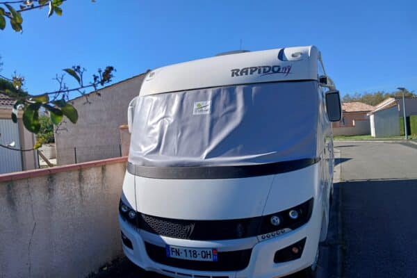 Camper Rapido bianco parcheggiato all'aperto