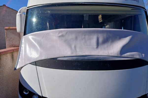 Camion bianco con copertura del parabrezza