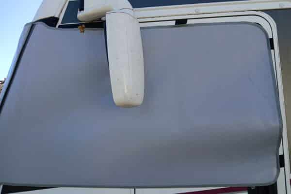 Porta della roulotte con maniglia bianca