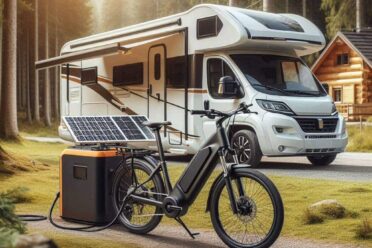 Camping-car moderne avec vélo électrique et panneau solaire