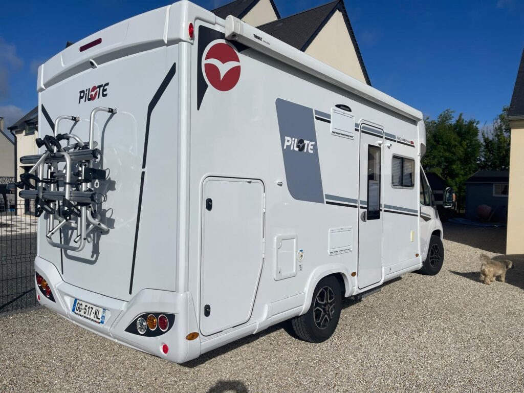 Camping-car Pilote blanc garé à l'extérieur